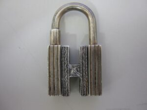 HERMES エルメス カデナ型トップ